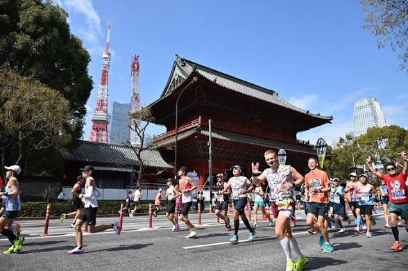 Tokyo Marathon runners with Tokyo Tower